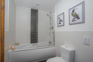 Dwellcome Home Ltd 5 Double Bedroom 3 Bathroom House Free Driveway Parking, 637 Mbps WIFI, Ideal for Long Term Contractor, etc Stays, Regular Housekeeping Option - See Our Site for Assurance - Aberdeen - 9