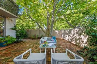 Romantic Retreat with Garden - Melbourne - 9