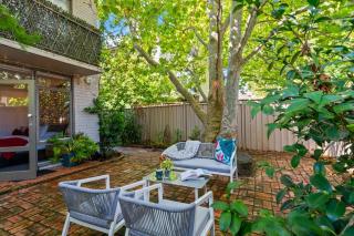 Romantic Retreat with Garden - Melbourne - 3