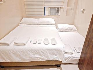 Condo along Tomas Morato w/ WiFi SmartTV & Karaoke - Manila - 2