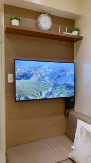 Condo along Tomas Morato w/ WiFi SmartTV & Karaoke - 8