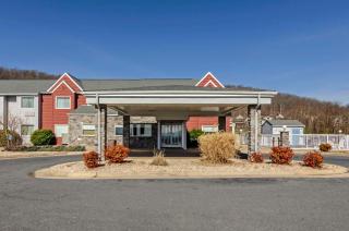 Clarion Pointe Staunton East - Staunton - 0