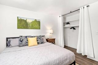 Spacious 2BR Flat, King Bed, Downtown Mt Clemens - 0