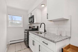 2nd Floor, Corner unit ft. King Bed - Workspace - Mount Clemens - 4