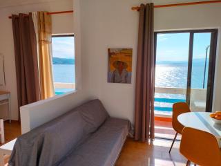 Papas Rooms on the Seafront - Oreoi - 1