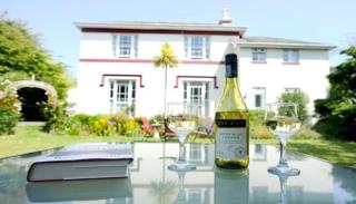 Rose Court Holiday Apartments - 1