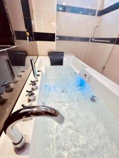 Cozy Family Escape by StayCo - Pool, KTV, Outdoor Cinema & JACUZZI - Just 2 mins to Beach - Batu Ferringhi - 3