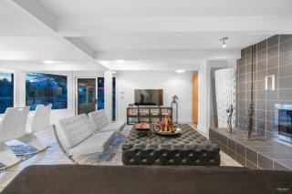 Cypress: Private Bedroom/Bathroom/Office, with Shared Pool, Hot tub - North Vancouver - 3
