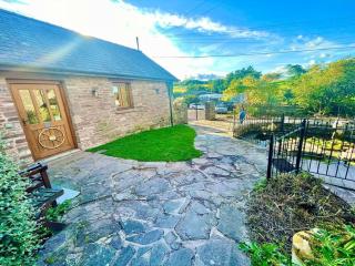 STONE BUILT BARN in a beautiful RURAL setting - Llangwm-isaf - 6