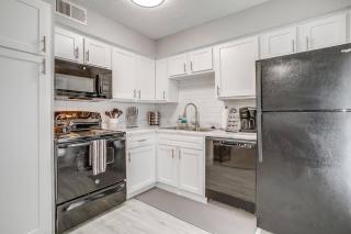 King Bed WiFi Washer Dryer 4K TVs Pets Allowed - Arlington - 7