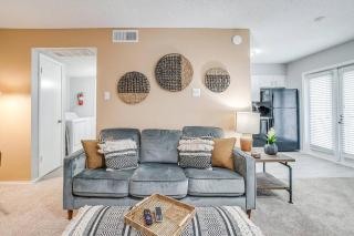 King Bed WiFi Washer Dryer 4K TVs Pets Allowed - Arlington - 9