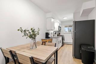 Bright & Modern Flat - King Bed - Near Downtown - Mount Clemens - 3