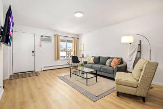 Bright & Modern Flat - King Bed - Near Downtown - Mount Clemens - 2