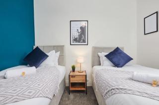 Two apartments sleep up to 18! - On street parking - 2