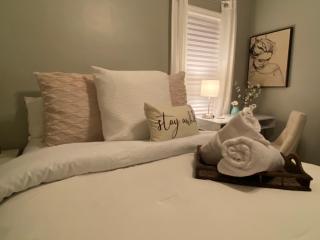 2 Whole Apartments Combined, Big House for Large groups 4 beds, 1 futon , Pet Friendly - South Euclid - 4