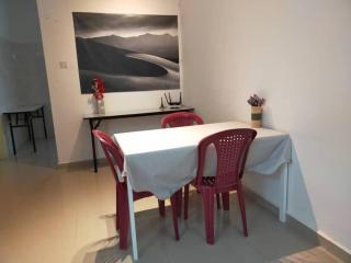 Cheerful 3-Bedroom Residential Home with Free WIFI - 3