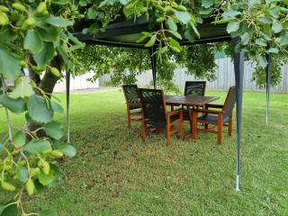 Seabreeze Coast Getaway Sleeps 6 Comfy 3BR Wi Fi Netflix 21 Metre Boat Parking - 0