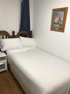 Fragrant Home-68C one king single bed aircon Room - Doonside - 9