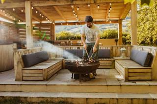 Beautiful 5 bedroom house with hot tub & fire pit - 4