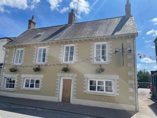 Alfred Russel Wallace Restaurant with Rooms - Usk - 1
