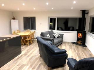 Coastal bungalow, sleeps 5 and ideal for walkers - Amlwch - 1