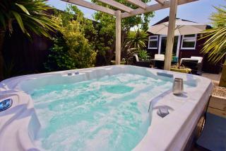 Luxurious Retreat - Hot Tub - Pool Table - Gym - Sauna - Cinema Room - Free Parking - WiFi - Close to Beach - 8