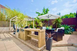 Luxurious Retreat - Hot Tub - Pool Table - Gym - Sauna - Cinema Room - Free Parking - WiFi - Close to Beach - 7