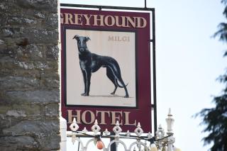 Greyhound Hotel - 5