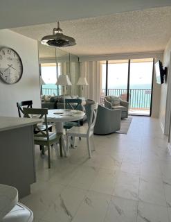 The "Sea-Winds" I Renovated Beachfront 2 Bed 2 Bath Condo - 7