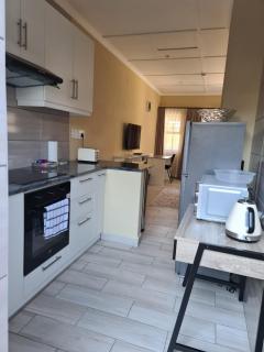Bustani 2 - Self-Catering Studio - Edenvale - 3