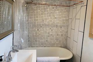 Studio Apt w Garden - 6