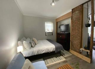 Studio Apt w Garden - 1