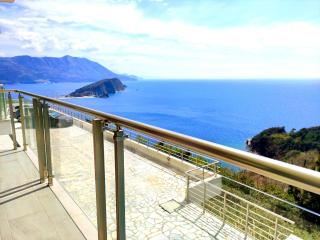 Skyline View Apt & Pool Retreat - 2