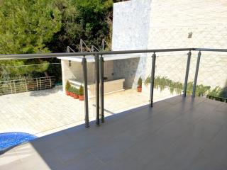 Skyline View Apt & Pool Retreat - 5