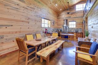 Early Cabin with Deck about 20 Mi to Lake Brownwood! - 9