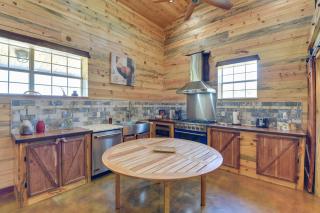 Early Cabin with Deck about 20 Mi to Lake Brownwood! - Early - 3
