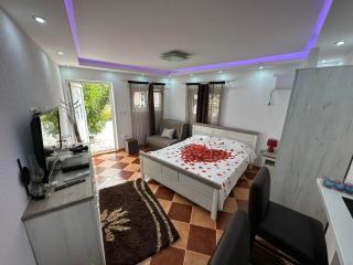 Sunshine Apartment with Private Pool and Parking - Kotor - 4