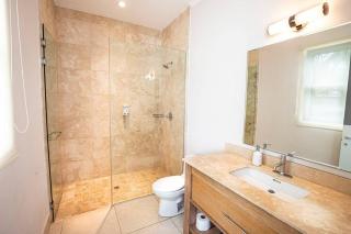 Laguna Lake House - Private Pool - King Bed - Sleeps 14 - Playa Blanca - 1