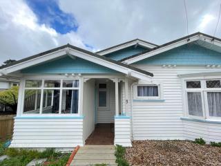 Spacious Retreat near Ferry & Mall - 3