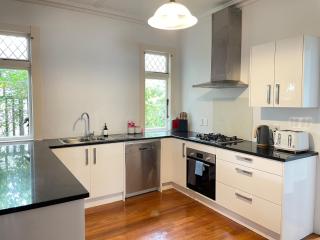 Spacious Retreat near Ferry & Mall - Wellington - 7