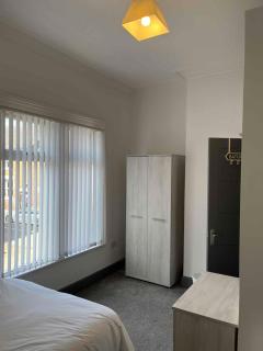 Complete 4 Bedroom House in Hanley-Free Parking - Hanley - 2