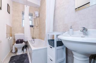 65 Inch TV & Luxurious 2 Bedroom Suite for Your Ultimate Getaway - Bradford - 2