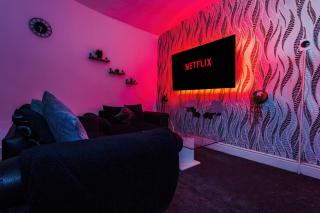65 Inch TV & Luxurious 2 Bedroom Suite for Your Ultimate Getaway - Bradford - 0