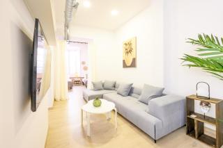 Modern 3 bedroom, city center with patio & high ceilings by 10ToSea - Málaga - 2