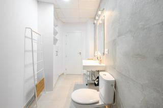 Modern 3 bedroom, city center with patio & high ceilings by 10ToSea - Málaga - 8