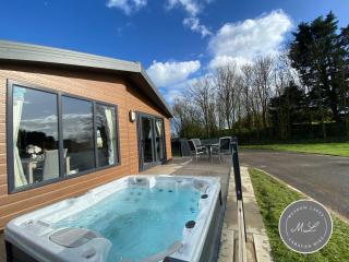 The Retreat 1 - Hot tub Lodge, pet friendly, WiFi & bed linen- Golden Palm Resort - Meadow Lakes Caravan & Lodge Hire - Chapel Saint Leonards - 0