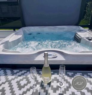 The Retreat 1 - Hot tub Lodge, pet friendly, WiFi & bed linen- Golden Palm Resort - Meadow Lakes Caravan & Lodge Hire - Chapel Saint Leonards - 9