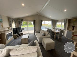 The Retreat 1 - Hot tub Lodge, pet friendly, WiFi & bed linen- Golden Palm Resort - Meadow Lakes Caravan & Lodge Hire - Chapel Saint Leonards - 7