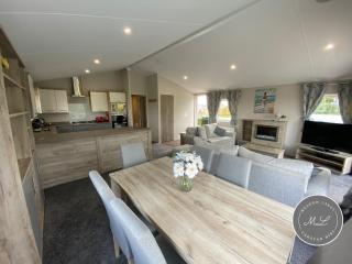 The Retreat 1 - Hot tub Lodge, pet friendly, WiFi & bed linen- Golden Palm Resort - Meadow Lakes Caravan & Lodge Hire - Chapel Saint Leonards - 8