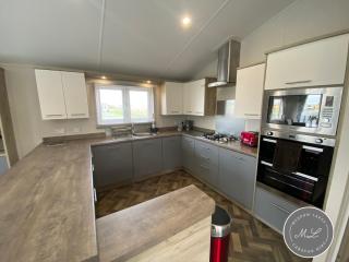 The Retreat 1 - Hot tub Lodge, pet friendly, WiFi & bed linen- Golden Palm Resort - Meadow Lakes Caravan & Lodge Hire - Chapel Saint Leonards - 6